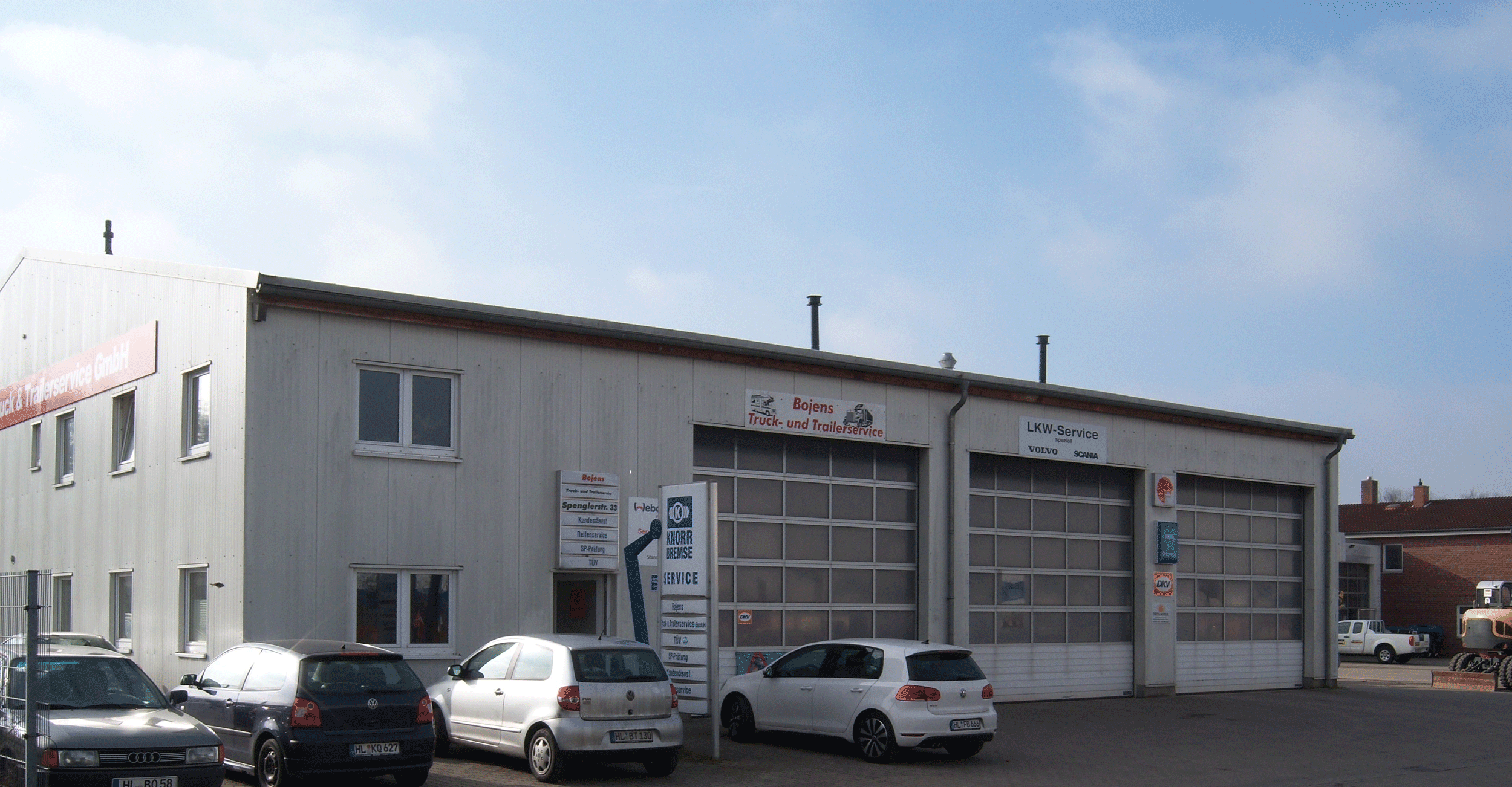 Unsere an der Autobahn gelegene LKW-Werkstatt in Lübeck/Roggenhorst genießt seit über 20 Jahren das Vertrauen der Kunden, die nicht nur aus Deutschland sondern aus ganz Europa kommen.